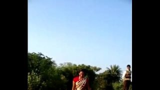 desi village bhabhi saree lift pussy show in public Video